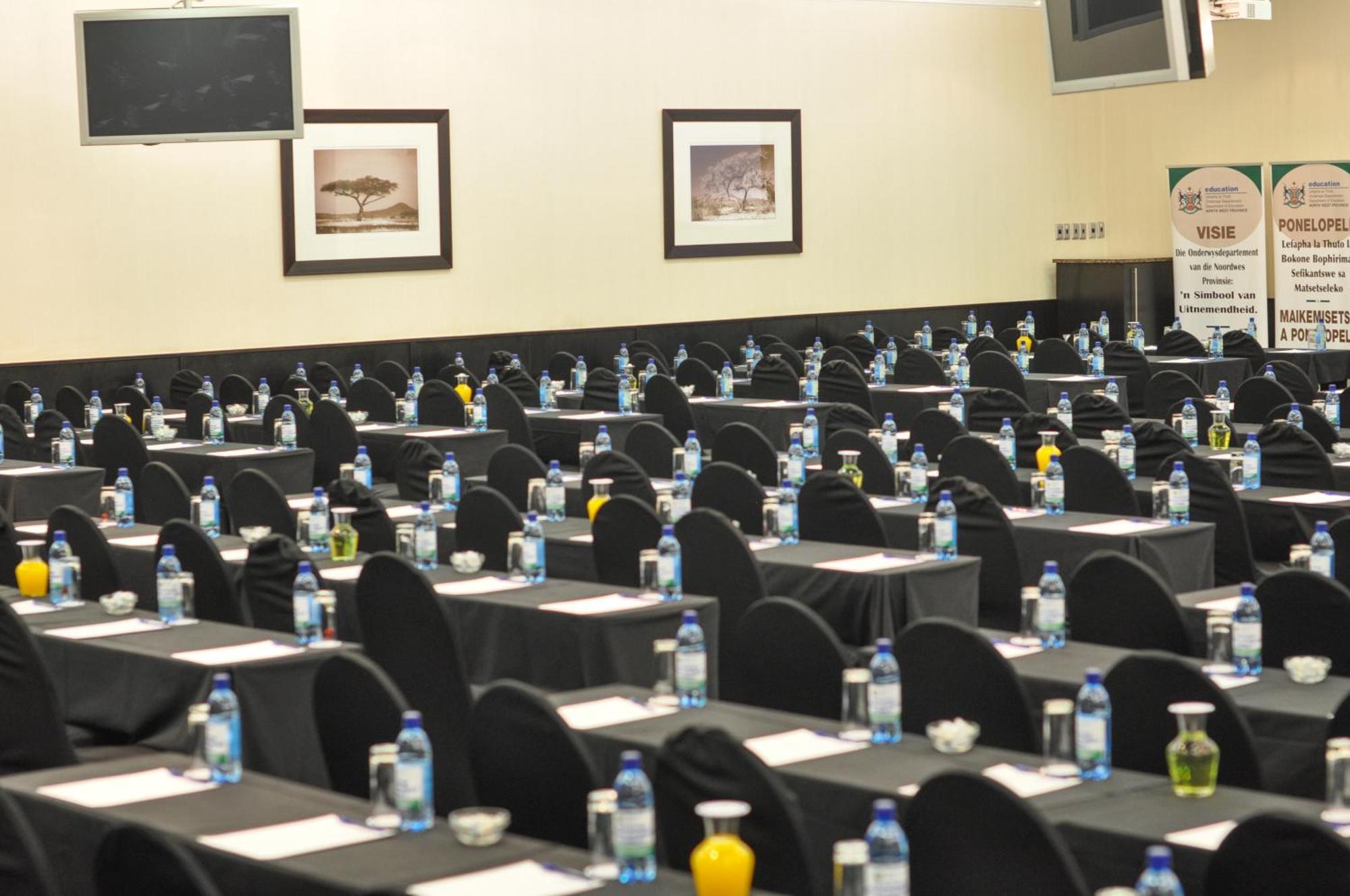 Safari Hotel & Convention Centre Rustenburg Buitenkant foto