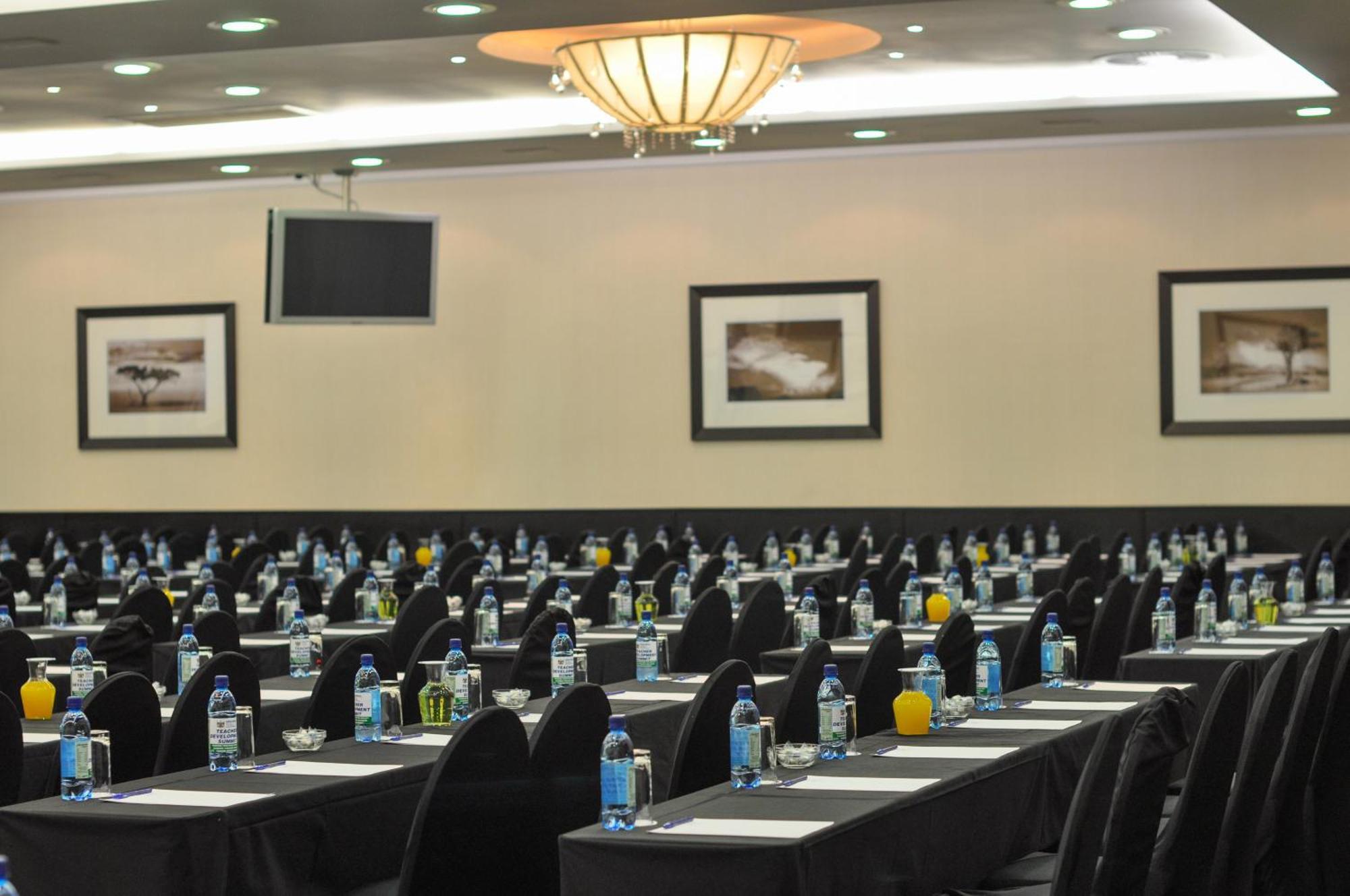 Safari Hotel & Convention Centre Rustenburg Buitenkant foto